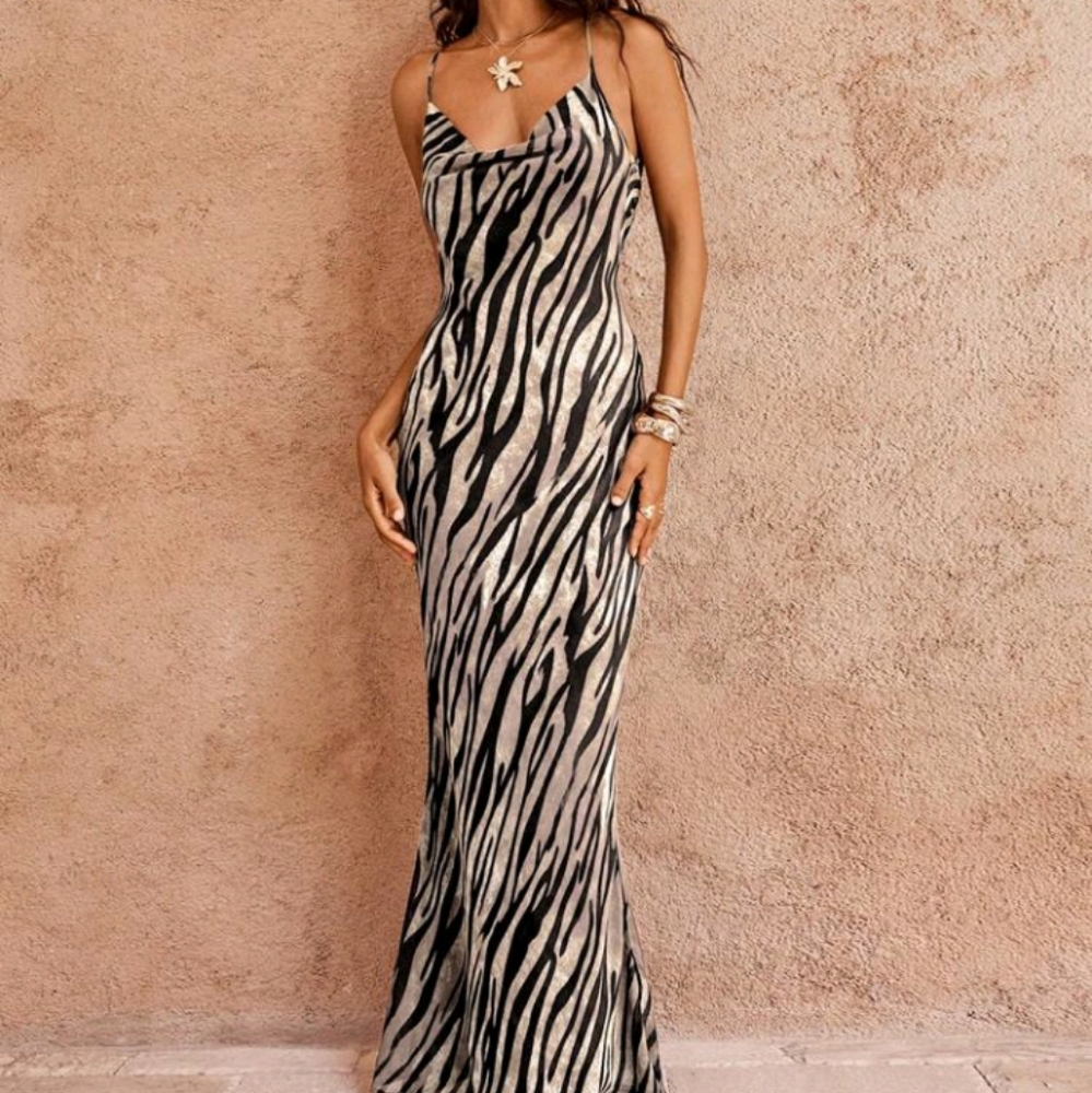Beach Vacation Date Print Dark Animal Print Mature And Sexy Party Outfit - Picture 6 of 6